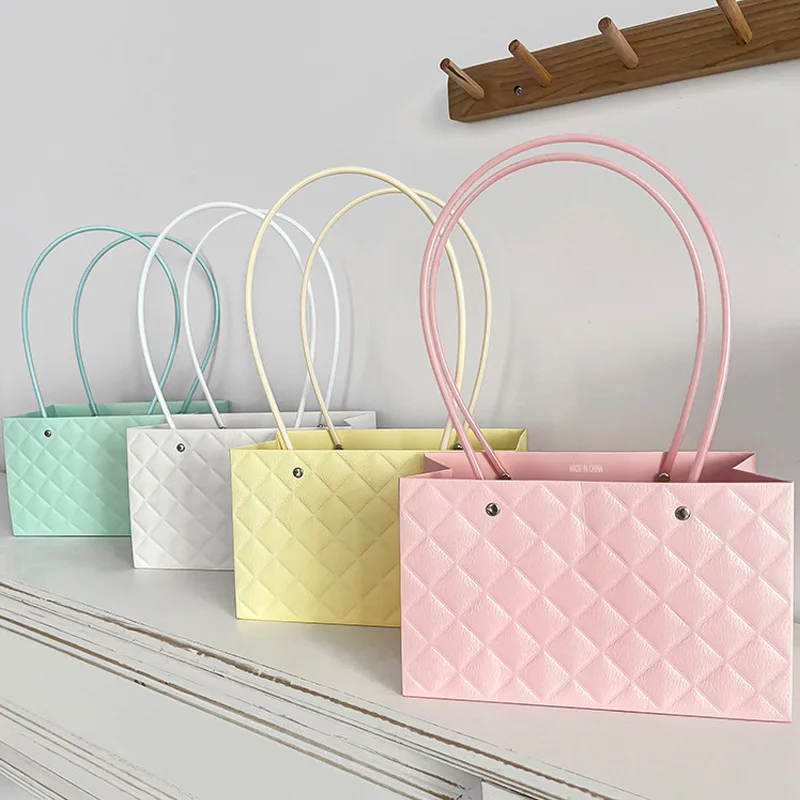 マカロン柄の格子模様が施されたギフトバッグ。防水加工が施され - Packaging のレビューと価格
